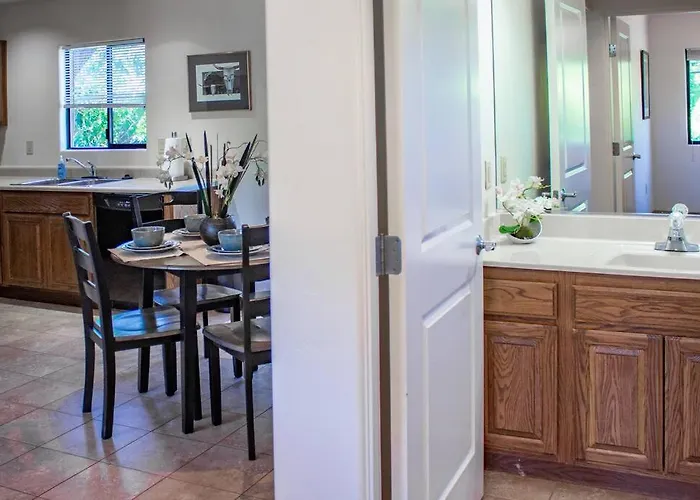 Apartment Cowboys & Angels - Classic Style W/great Location *
