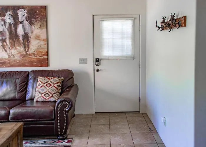 Cowboys & Angels - Classic Style W/great Location Apartment *