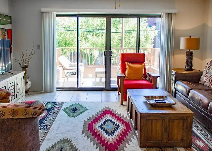 Cowboys & Angels - Classic Style W/great Location Apartment