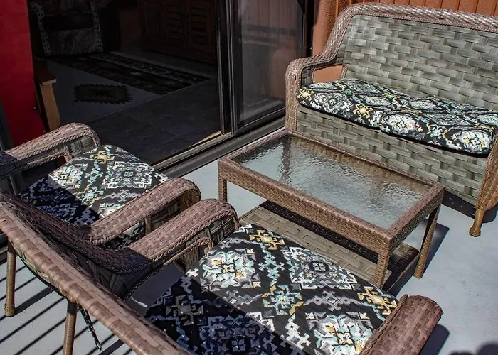 Cowboys & Angels - Classic Style W/great Location Apartment *