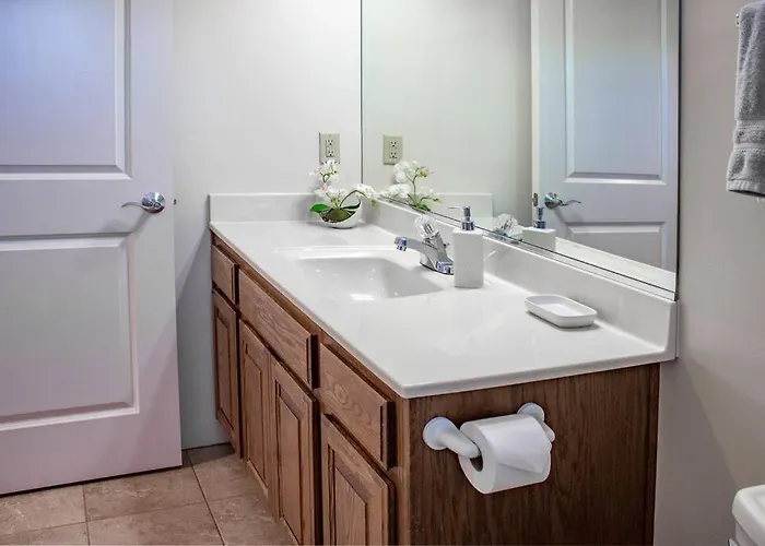 Cowboys & Angels - Classic Style W/great Location Apartment