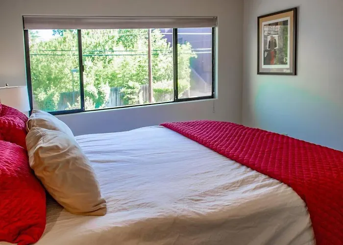 Cowboys & Angels - Classic Style W/great Location Apartment *