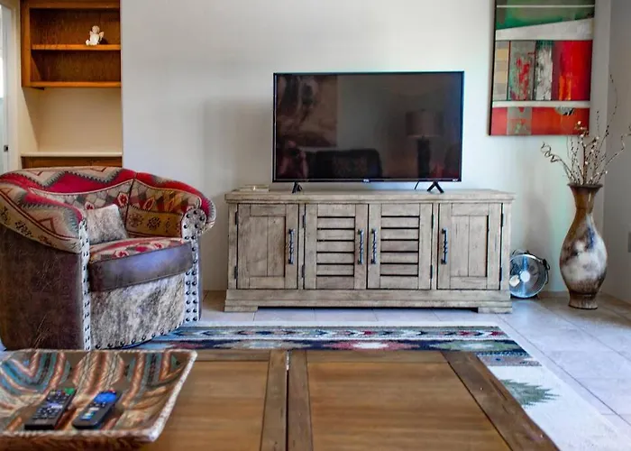 Cowboys & Angels - Classic Style W/great Location Apartment *