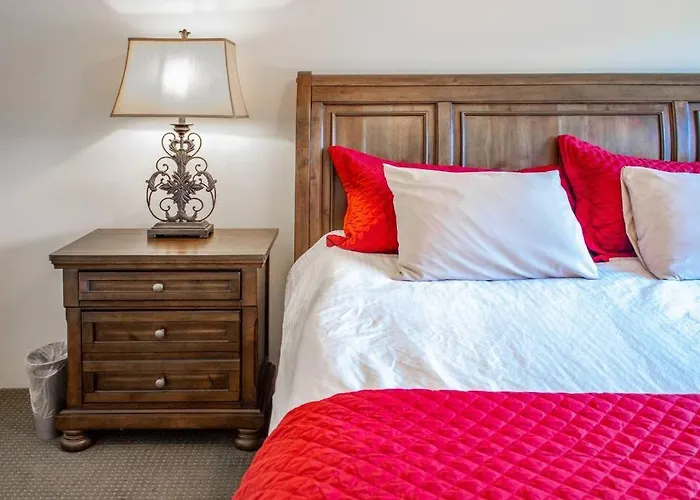 Apartment Cowboys & Angels - Classic Style W/great Location *