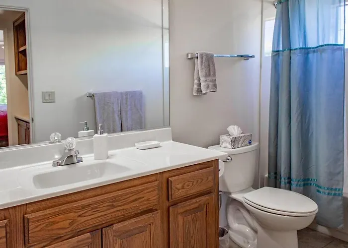 Cowboys & Angels - Classic Style W/great Location Apartment *